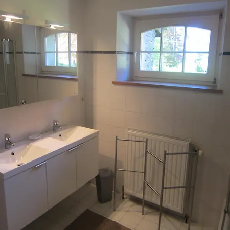 Spacious Family Villa, 펜션 Offagne